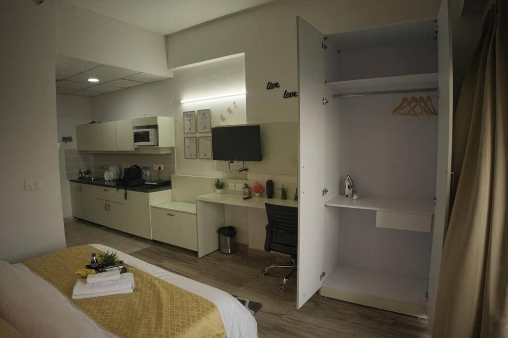 Luxury Apartment Near Pari Chowk Greater Noida Luaran gambar