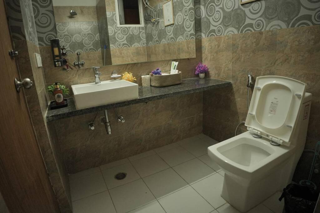 Luxury Apartment Near Pari Chowk Greater Noida Luaran gambar